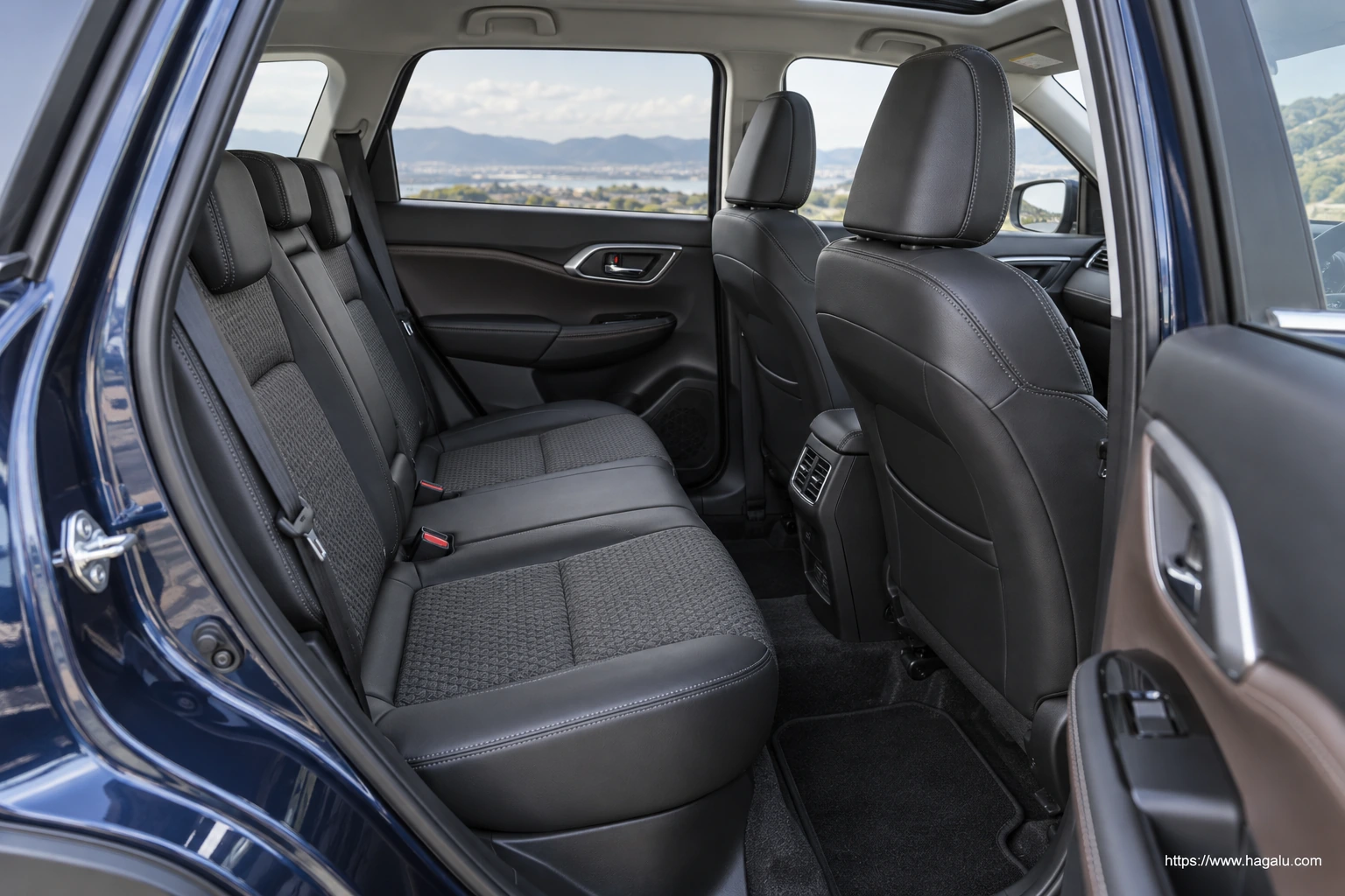 Suzuki Grand Vitara interior view 3 for South African vehicle comparison