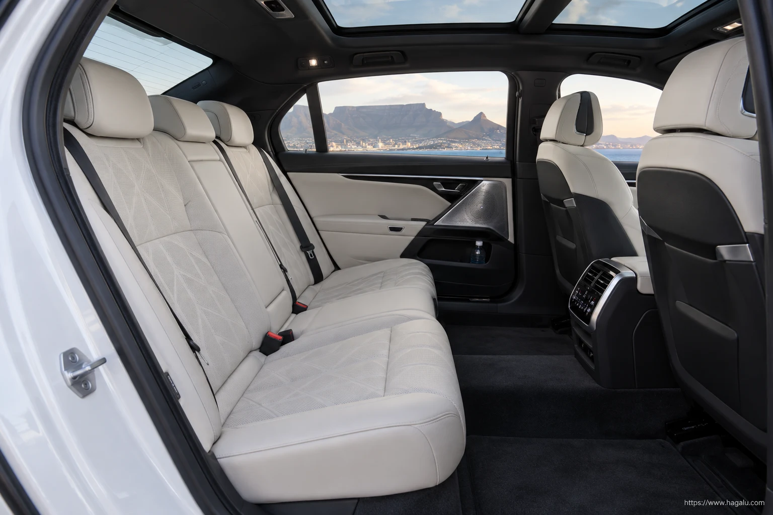 BMW 7 Series interior view 4 for South African vehicle comparison