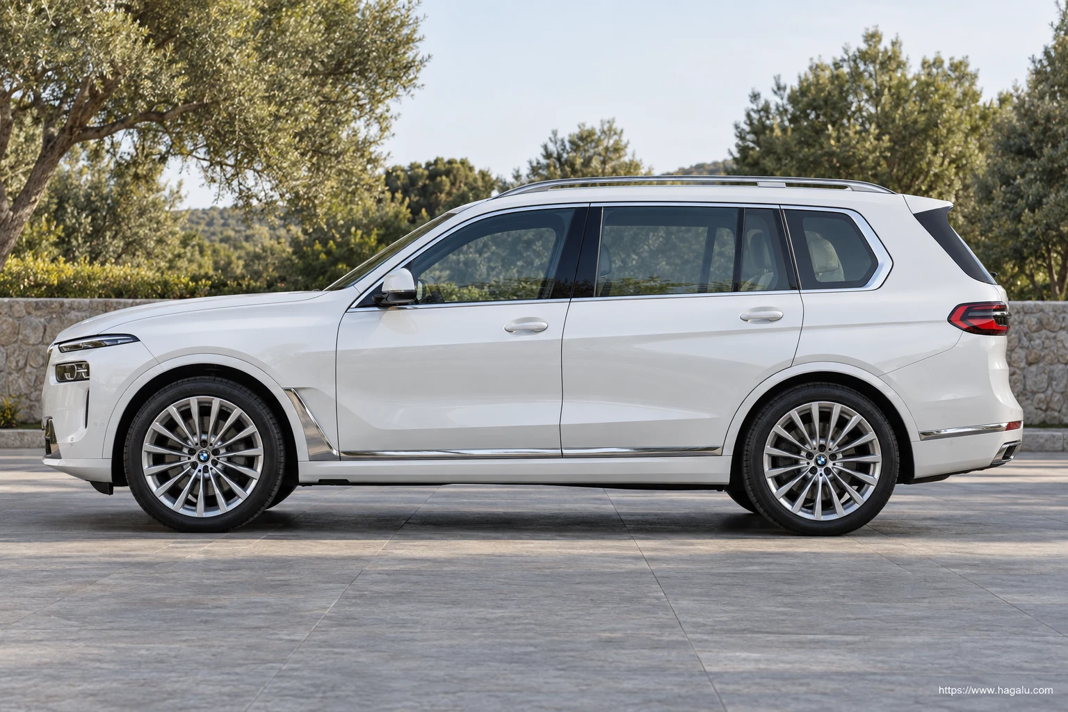 BMW X7 exterior view 3 for South African vehicle comparison