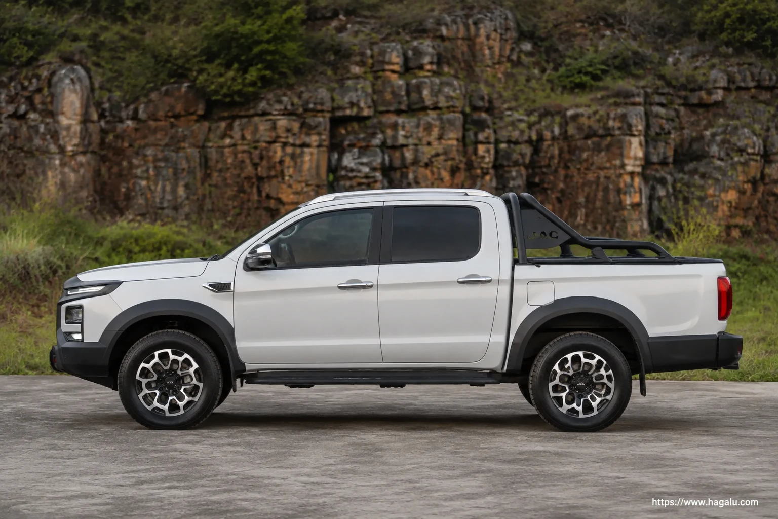 JAC T9 PHEV exterior view 3 for South African vehicle comparison