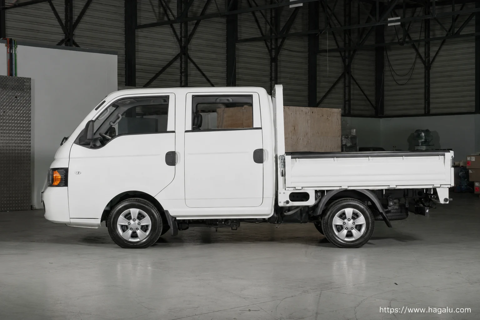 JAC X200 Double Cab full side profile showing the roofline, doors and wheel design in South Africa