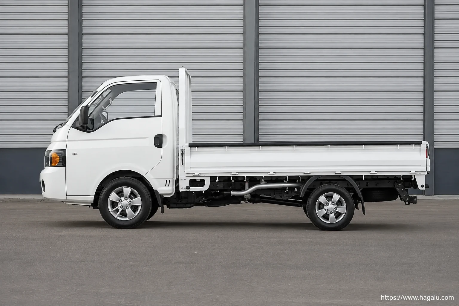 JAC X200 Single Cab full side profile showing the roofline, doors and wheel design in South Africa