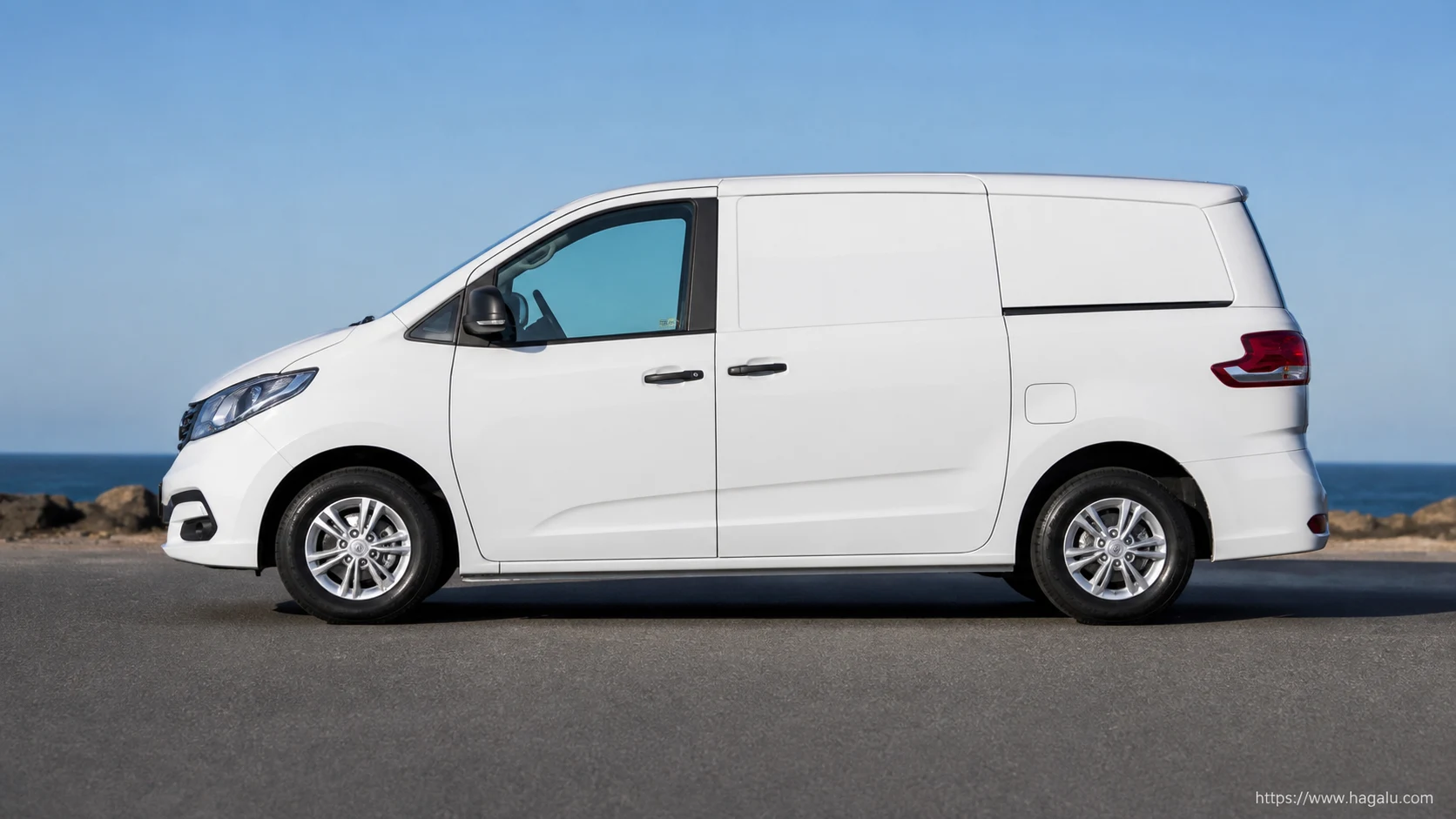 Ldv G10+ Van full side profile showing the roofline, doors and wheel design in South Africa