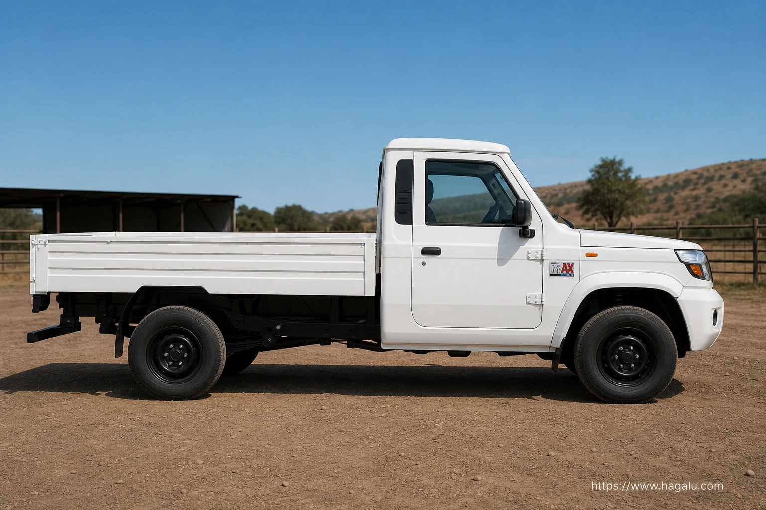 Mahindra Bolero MaXX Pik-Up full side profile showing the roofline, doors and wheel design in South Africa