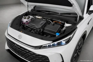 Mg HS PHEV open bonnet and powertrain bay showing the under-bonnet layout in South Africa