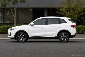 Mg ZS Pro full side profile showing the roofline, doors and wheel design in South Africa