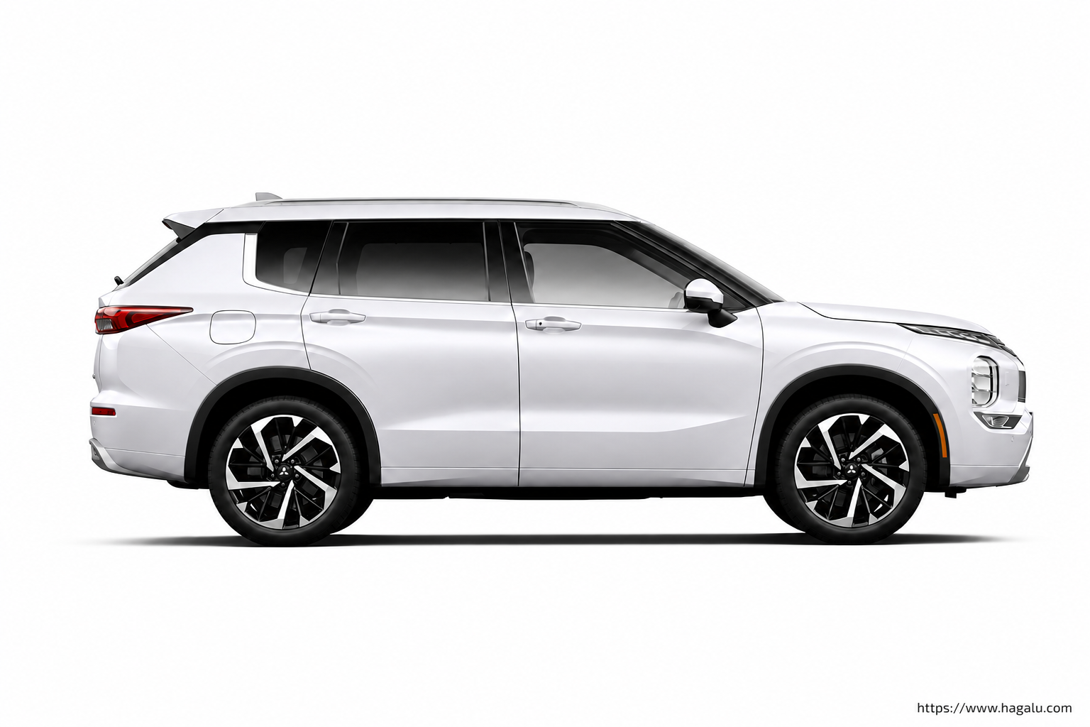 Mitsubishi Outlander full side profile showing the roofline, doors and wheel design in South Africa