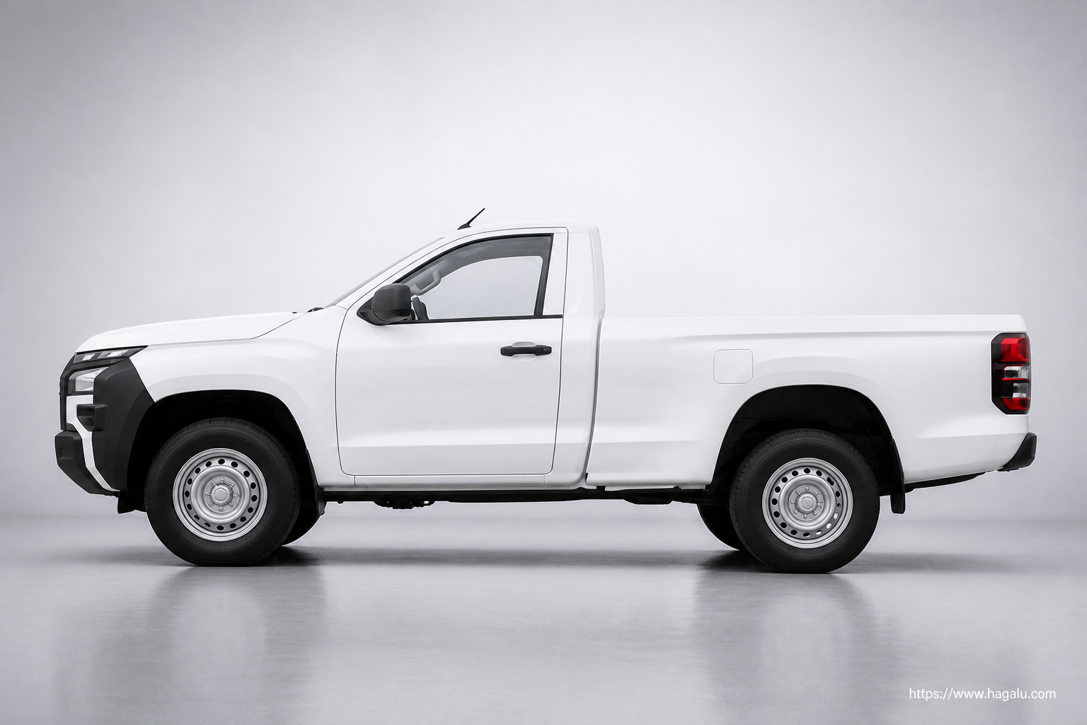 Mitsubishi Triton Single Cab full side profile showing the roofline, doors and wheel design in South Africa
