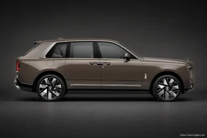 Rolls-Royce Cullinan full side profile showing the roofline, doors and wheel design in South Africa