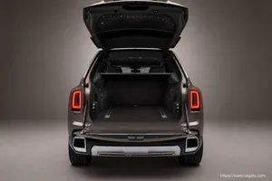 Rolls-Royce Cullinan interior view 5 for South African vehicle comparison