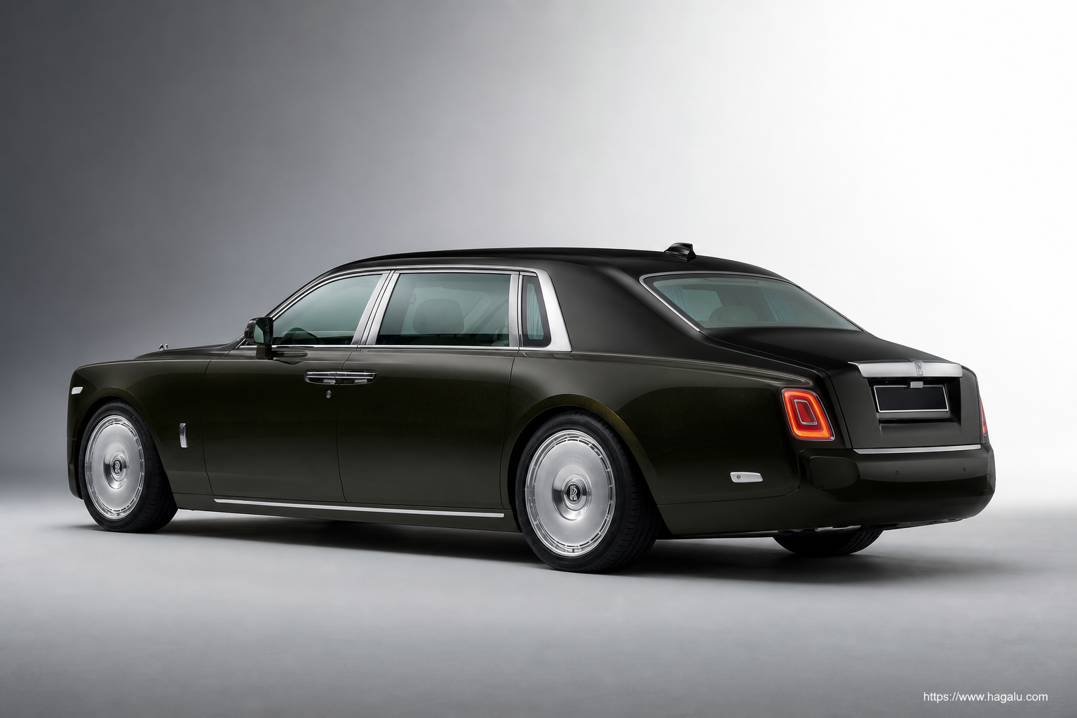 Rolls-Royce Phantom Extended rear three-quarter exterior showing the taillights, tailgate and rear design in South Africa