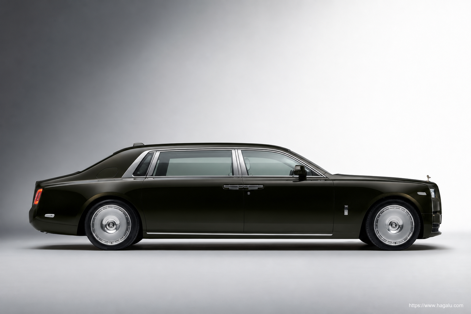 Rolls-Royce Phantom Extended full side profile showing the roofline, doors and wheel design in South Africa